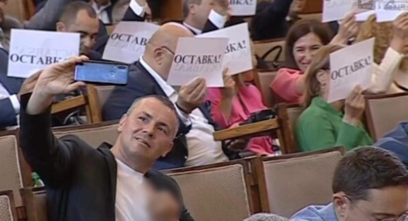 Ицо Хазарта показа неприличен жест в НС, от ГЕРБ поискаха да бъде наказан